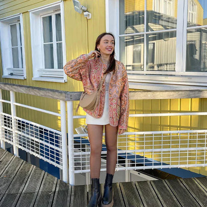 "Kashmir jakke med feminint snit og unikt, iøjnefaldende print, perfekt til lag-på-lag styling, i blød komfortabel kashmir."