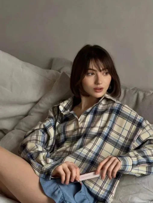 "Klassisk flannelskjorte til mænd i blød bomuld med blå og rosa ternet mønster, visning af front og bag."