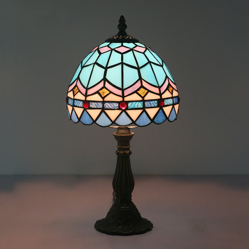 "Klassisk glasbordlampe med blødt, varmt lys og håndlavet glasdesign, elegant til enhver indretning."