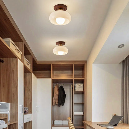 Klassisk hvid retro loftlampe i metal, elegant og tidløs, ideel til stuen eller soveværelset for en varm atmosfære.