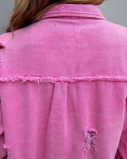 "Klassisk slim fit denimjakke til kvinder, tidløs stil med moderne detaljer, viser slank silhuet og skræddersyet snit."