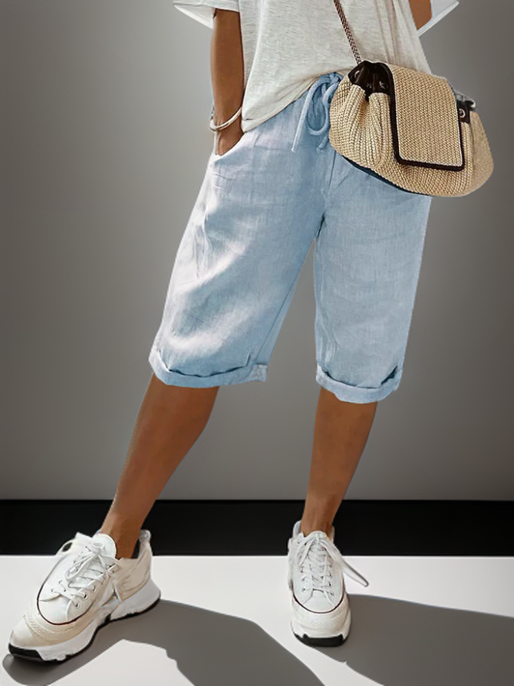 "Knælange hør shorts i lyseblå med justerbar snøre, åndbart materiale. Perfekt til afslappede og formelle lejligheder."