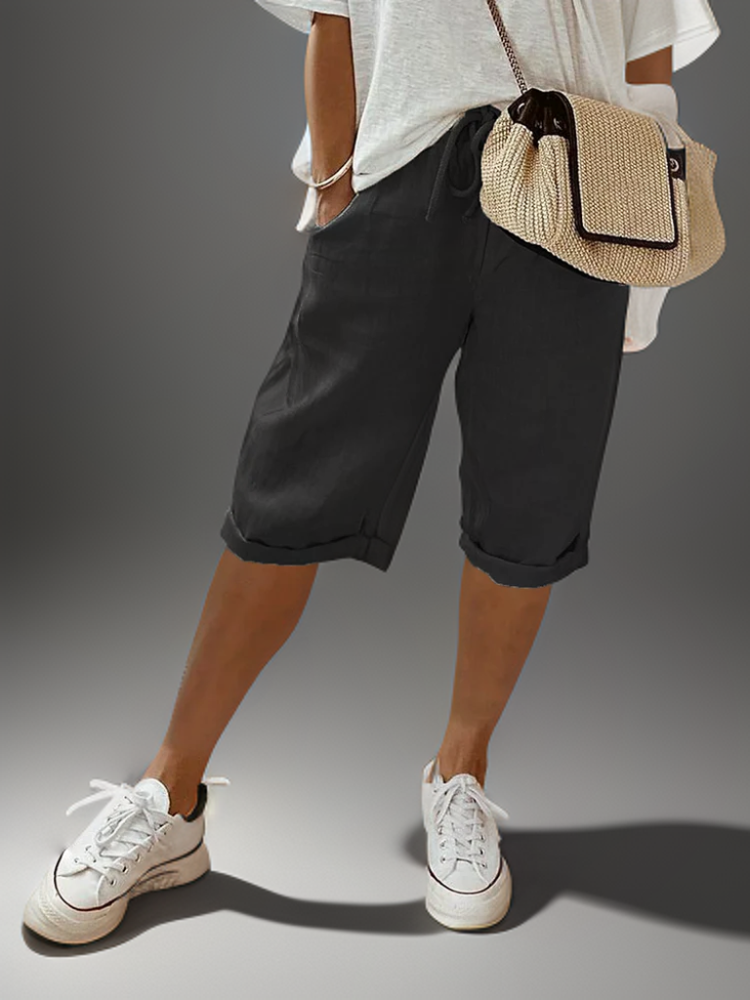 "Knælange hør shorts i lyseblå med justerbar snøre, åndbart materiale. Perfekt til afslappede og formelle lejligheder."