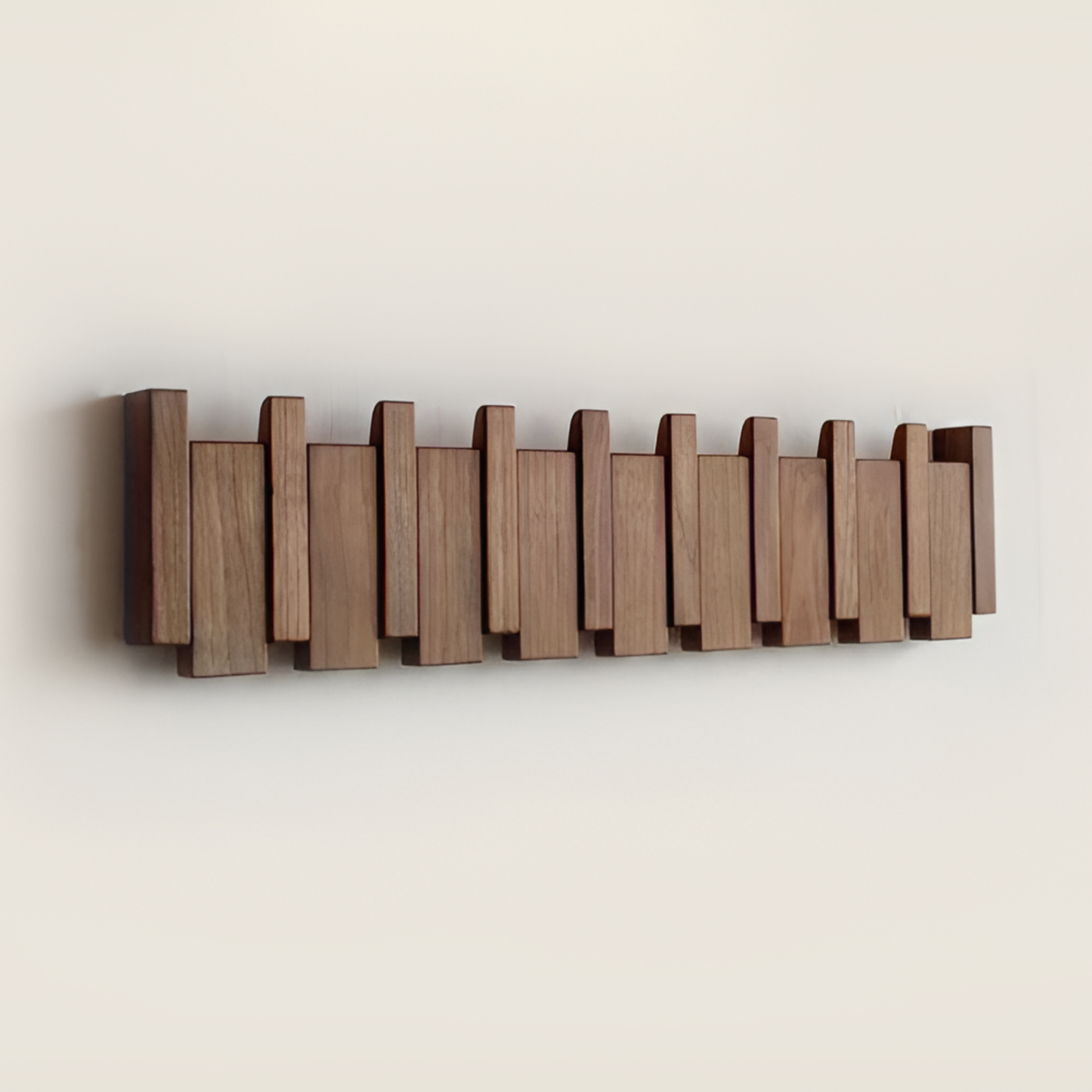 "Knagerække med foldbare magnetkroge, elegant og minimalistisk design i valnød, står mod lys væg, 42x15 cm."