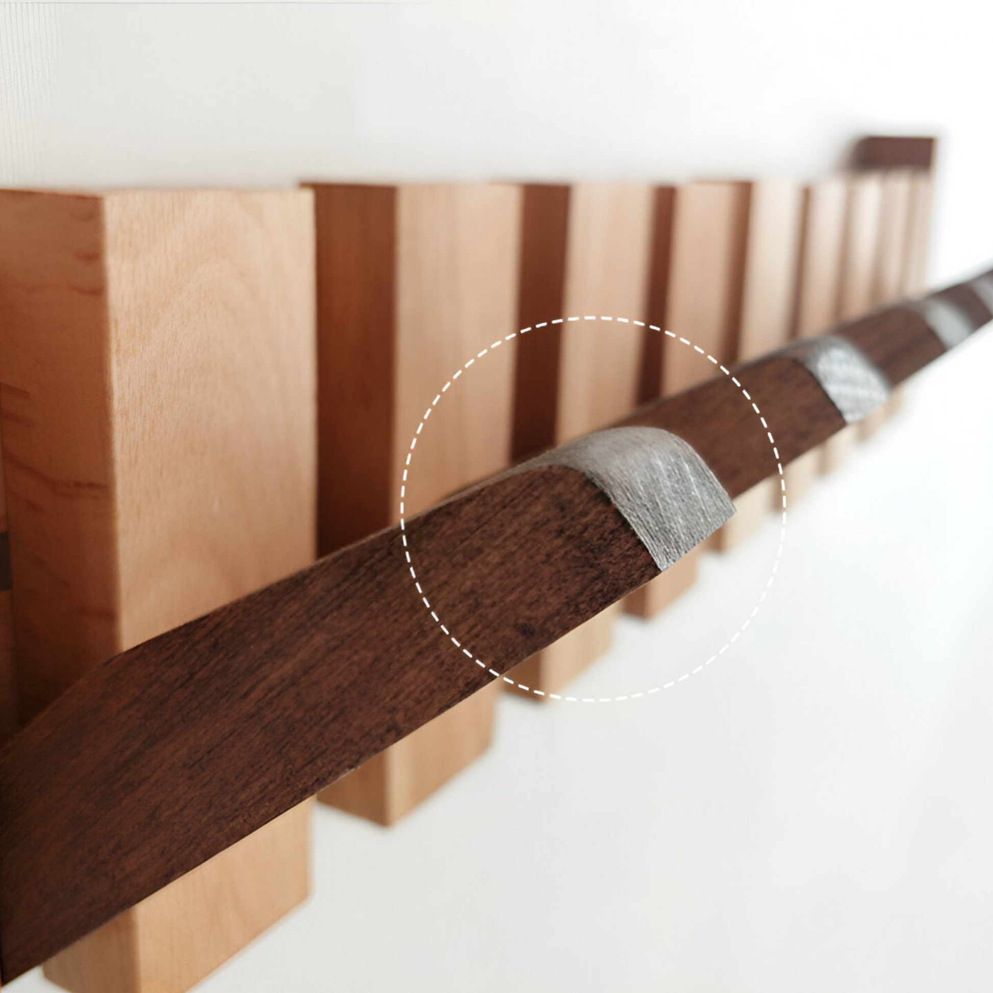 "Knagerække med foldbare magnetkroge, elegant og minimalistisk design i valnød, står mod lys væg, 42x15 cm."