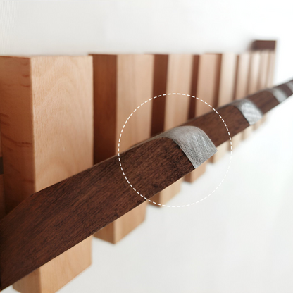 "Knagerække med foldbare magnetkroge, elegant og minimalistisk design i valnød, står mod lys væg, 42x15 cm."