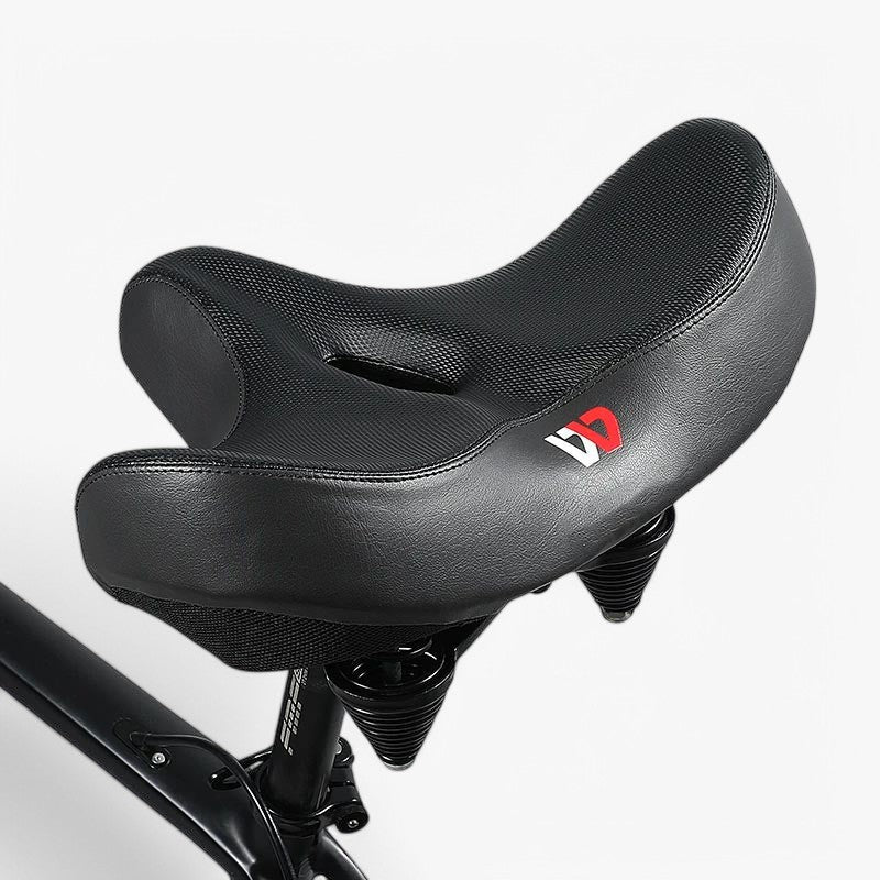 "Komfortabel cykelpude med tyk skum, ergonomisk design, sort farve, egnet til lange cykelture for øget komfort."