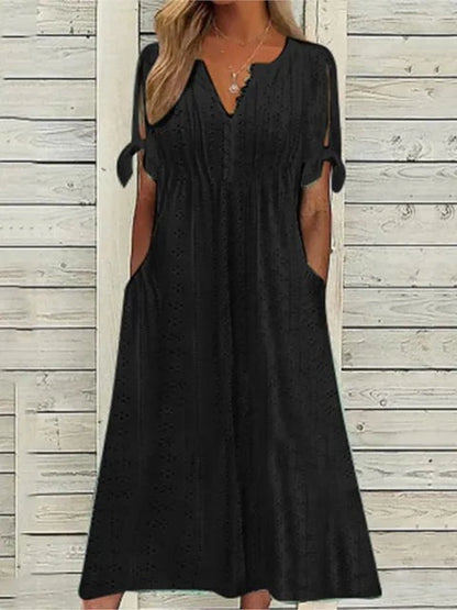 "Komfortabel sommerkjole i organisk stof, fås i flere farver, ideel til sommerdage, viser elegance og stil."