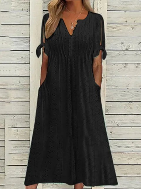 "Komfortabel sommerkjole i organisk stof, fås i flere farver, ideel til sommerdage, viser elegance og stil."