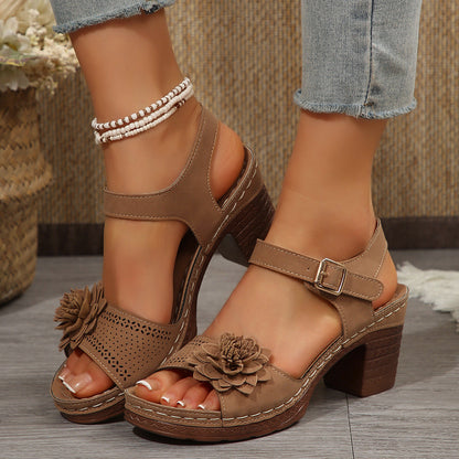 "Komfortable dame blokhælsandaler med unikke blomsterdetaljer, justerbar rem og elegante farver for stilsikker komfort."