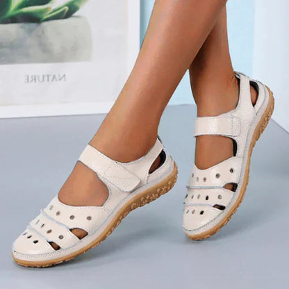 Komfortable dame sandaler med lukket tå, justerbar velcro og fleksibel sål, ideel til bybrug eller afslapning i parken.