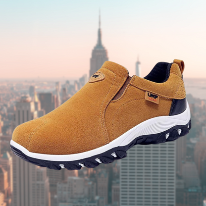 "Komfortable ortopædiske herresko uden snørebånd, i brun og grå, med skridsikker sål, perfekt til daglig brug."