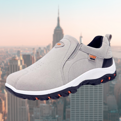 "Komfortable ortopædiske herresko uden snørebånd, i brun og grå, med skridsikker sål, perfekt til daglig brug."