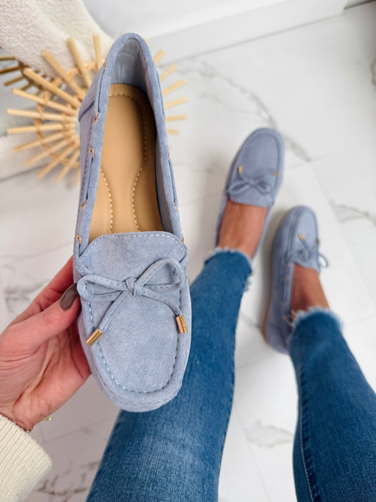 "Komfortable ruskind loafers med dekorativ sløjfe og fleksibel sål, klassisk slip-on design til kvinder."