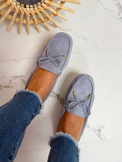 "Komfortable ruskind loafers med dekorativ sløjfe og fleksibel sål, klassisk slip-on design til kvinder."