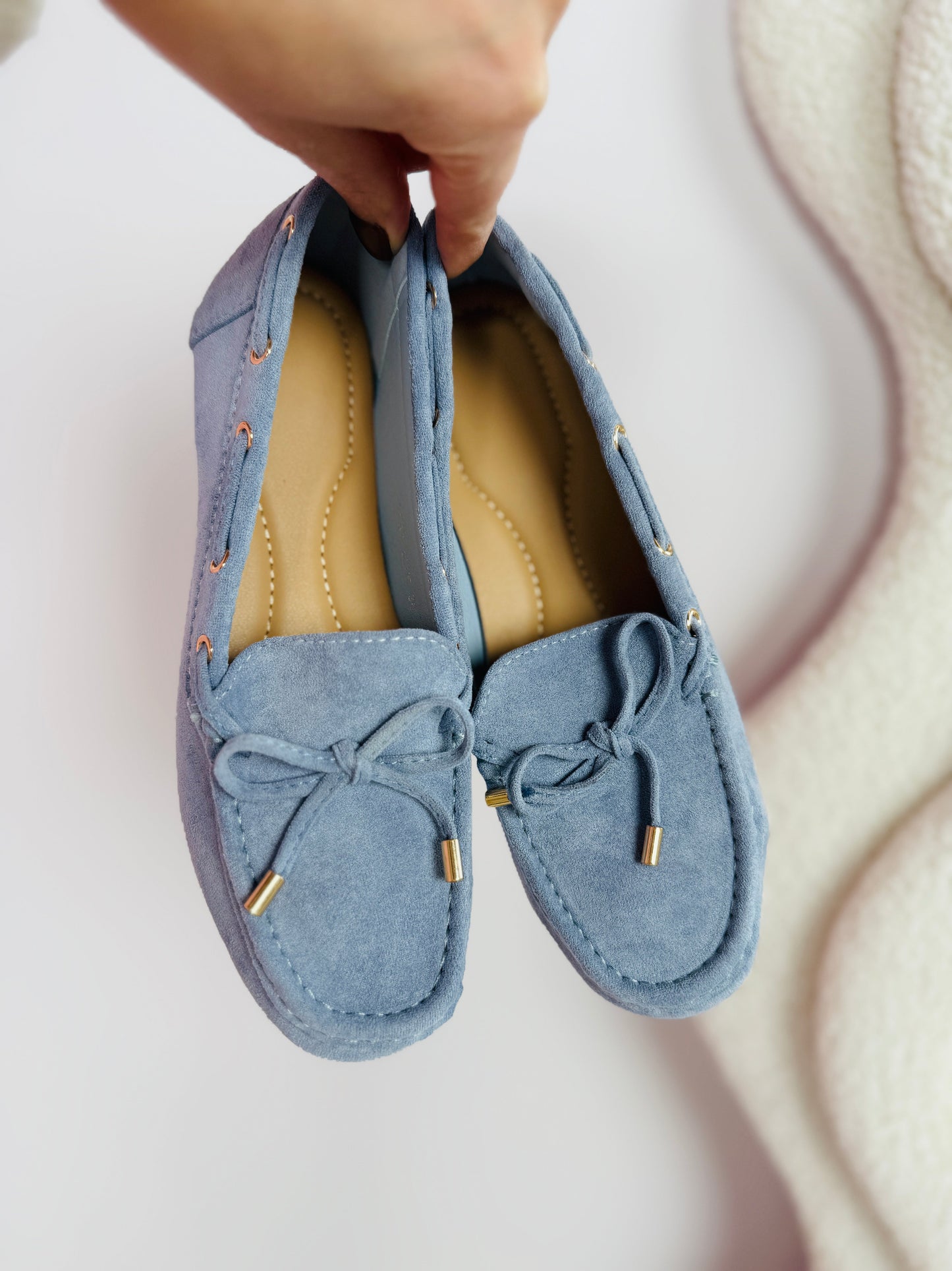 "Komfortable ruskind loafers med dekorativ sløjfe og fleksibel sål, klassisk slip-on design til kvinder."