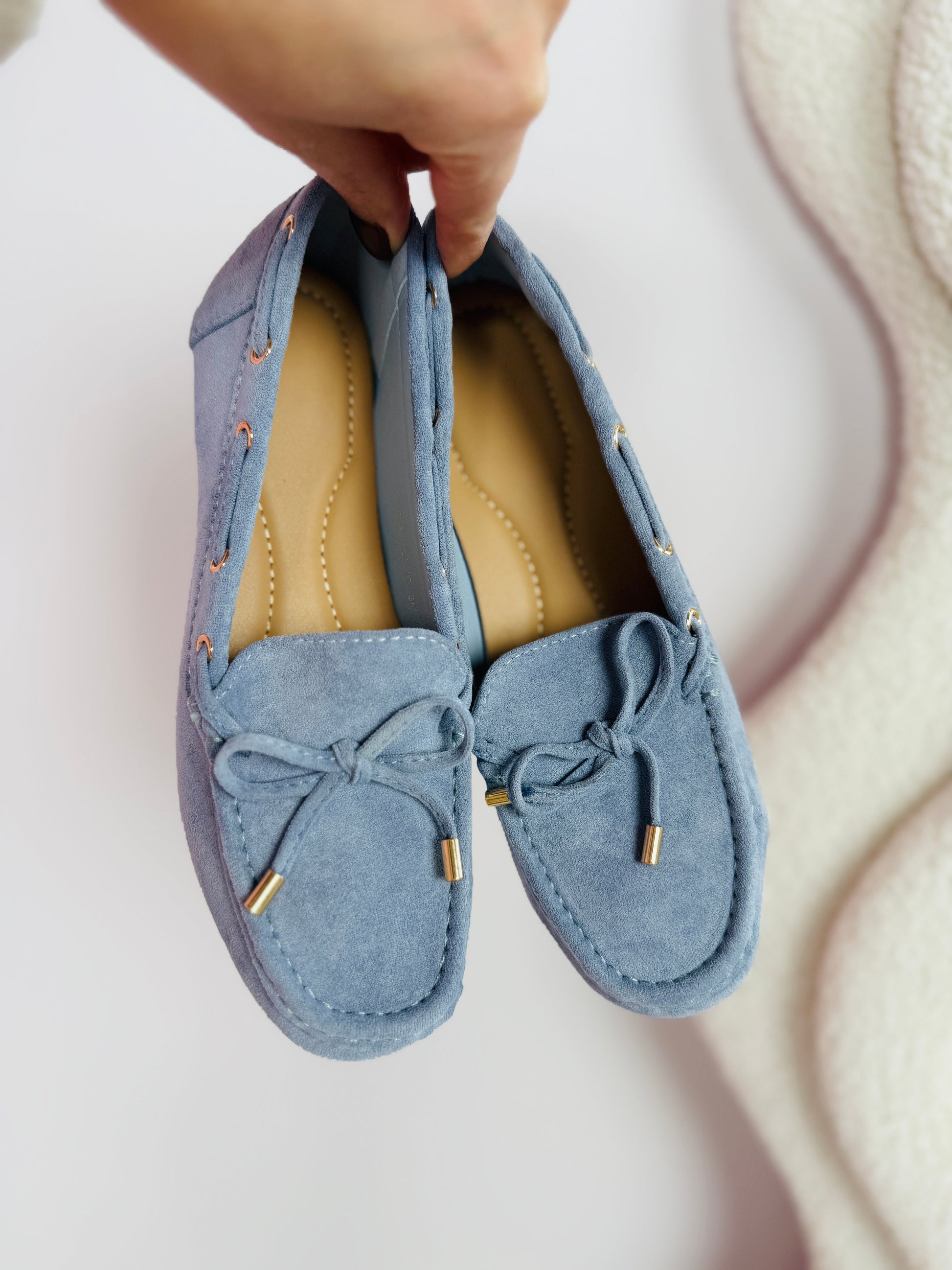 "Komfortable ruskind loafers med dekorativ sløjfe og fleksibel sål, klassisk slip-on design til kvinder."