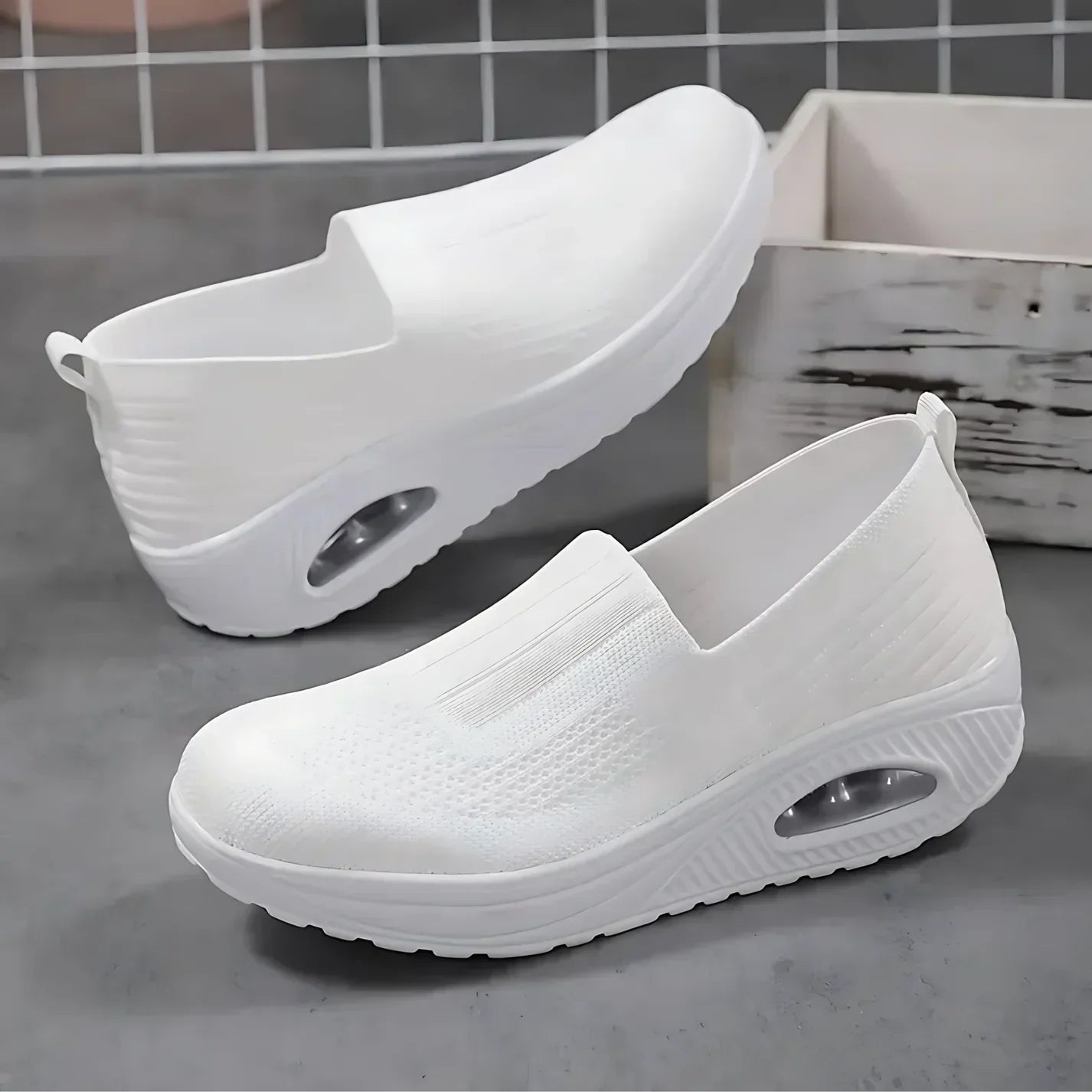 "Komfortable slip-on sneakers til kvinder, støttende og åndbare i flere farver, ergonomisk design og skridsikker sål."