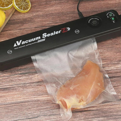 "Kompakt AirFresh vakuumpakkemaskine i brug, bevarer mad friskere og længere, pladsbesparende design."