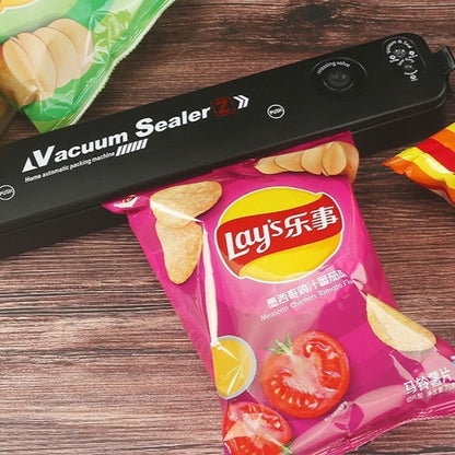 "Kompakt AirFresh vakuumpakkemaskine i brug, bevarer mad friskere og længere, pladsbesparende design."