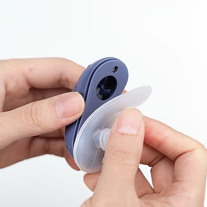 "Kompakt micro CPAP-maskine mod søvnapnø, hvid og blå enhed, stille drift for bedre nattesøvn og nem betjening."