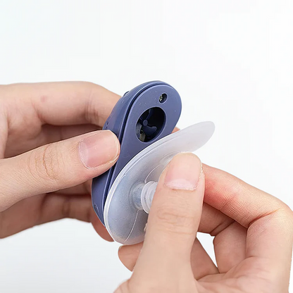 "Kompakt micro CPAP-maskine mod søvnapnø, hvid og blå enhed, stille drift for bedre nattesøvn og nem betjening."