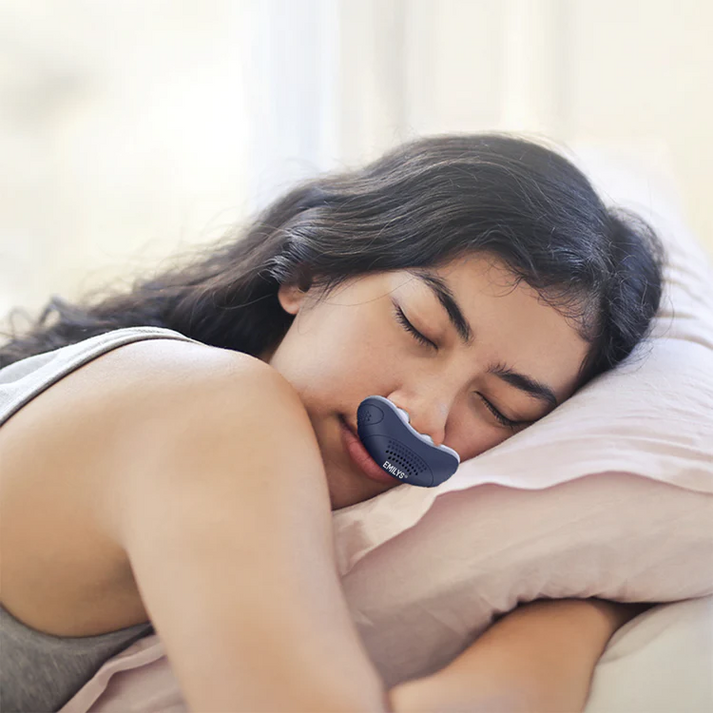 "Kompakt micro CPAP-maskine mod søvnapnø, hvid og blå enhed, stille drift for bedre nattesøvn og nem betjening."