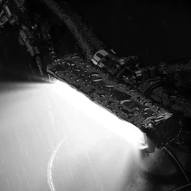 Kraftig LED cykellygte, genopladelig og vandtæt, med klart lys og let installation. Ideel til sikker natkørsel.