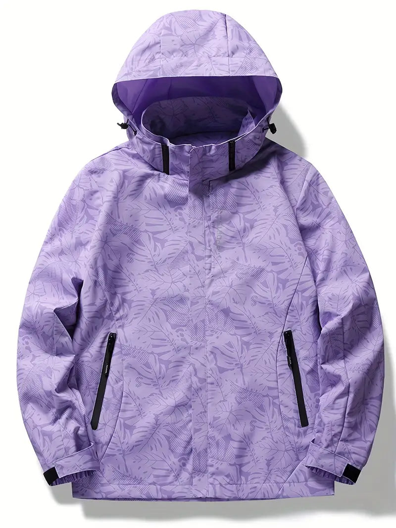 "Kvinde i vand- og vindafvisende outdoor jakke, tætsiddende pasform, ideel til udendørs eventyr i al slags vejr"