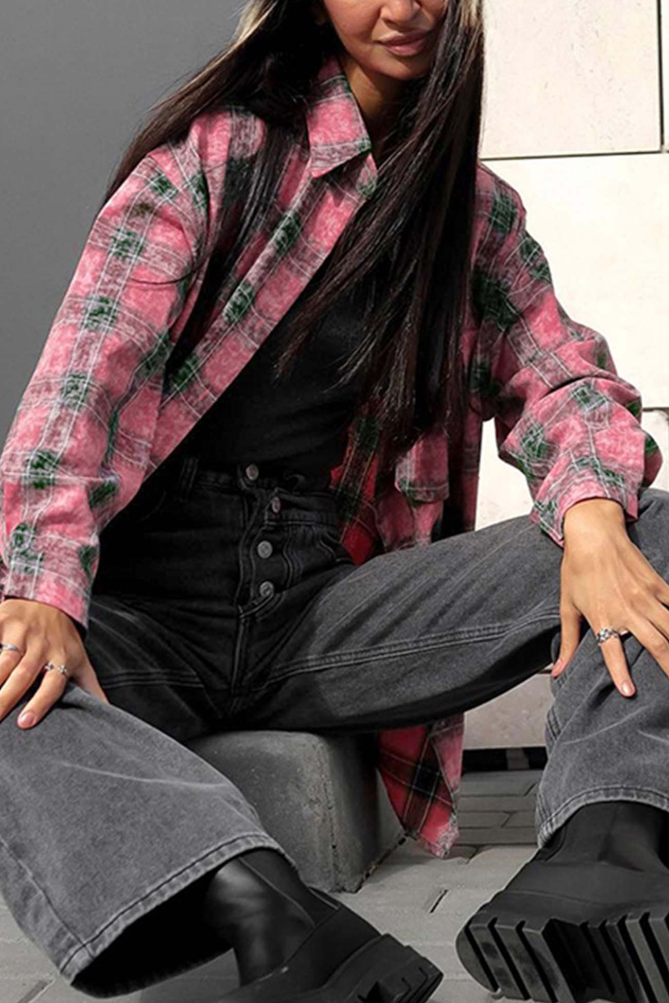 "Kvinders vintage ternet overdimensioneret bluse i blå, grøn og rød, klassisk og elegant design med komfortabel pasform."