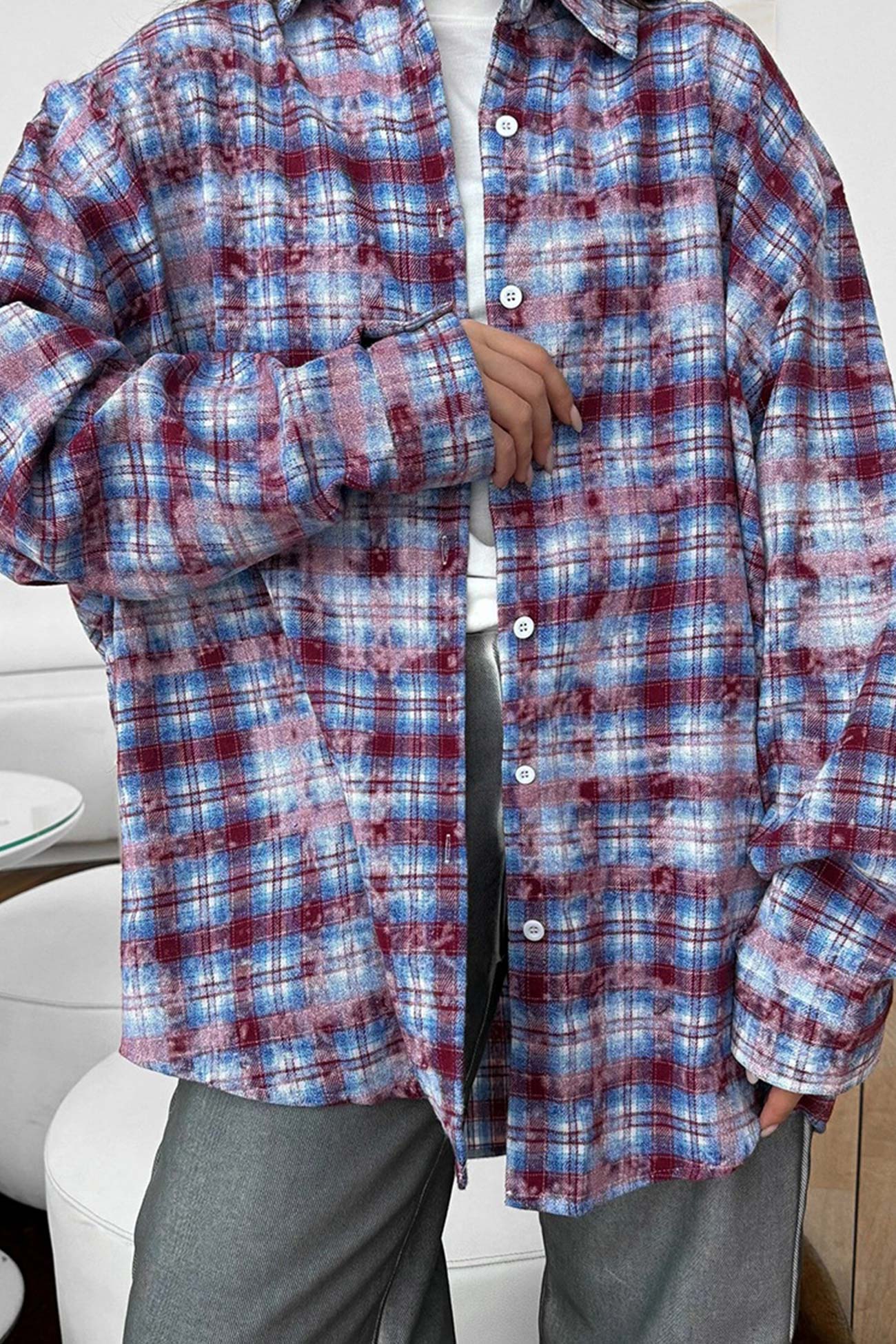 "Kvinders vintage ternet overdimensioneret bluse i blå, grøn og rød, klassisk og elegant design med komfortabel pasform."