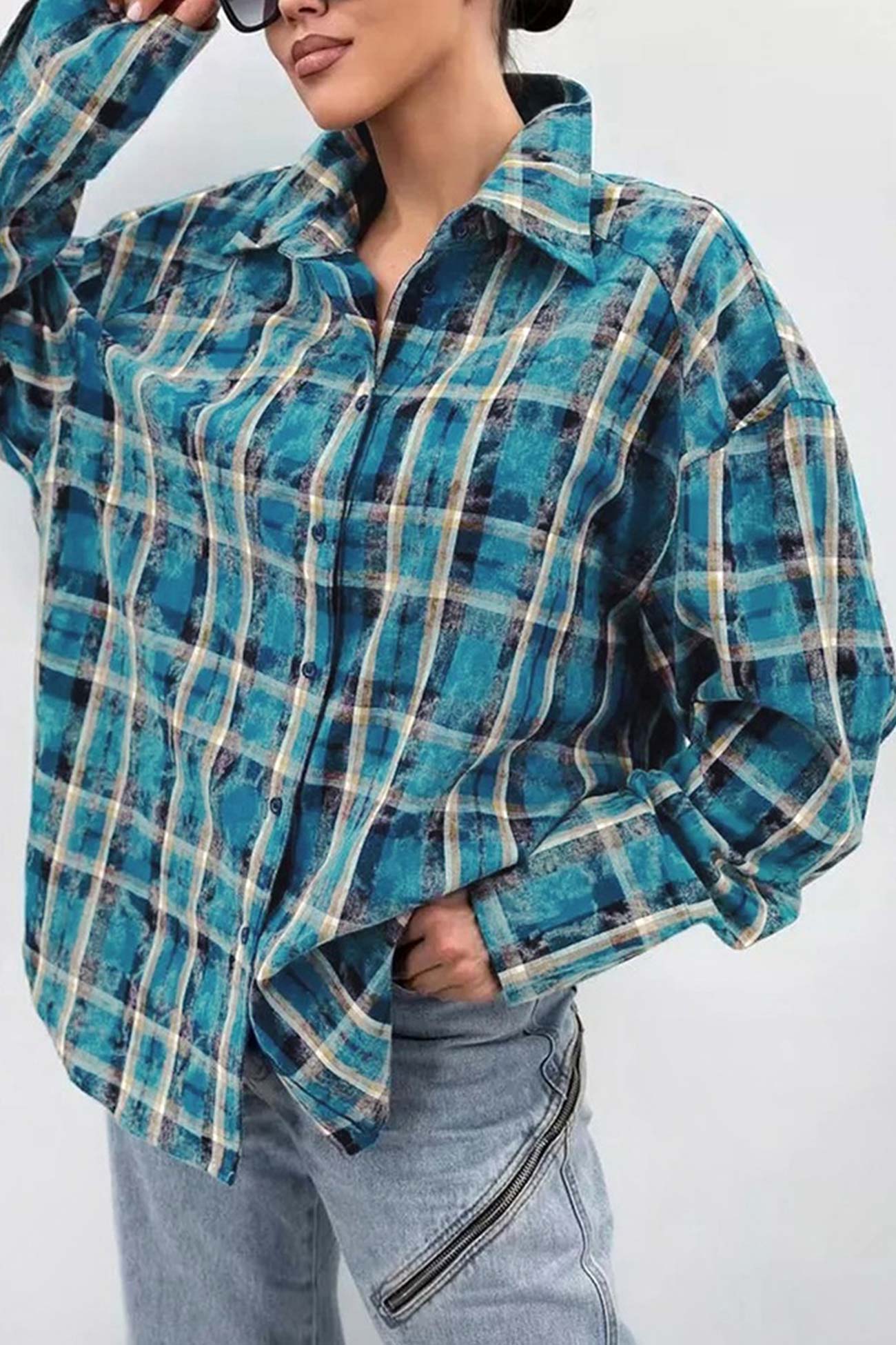 "Kvinders vintage ternet overdimensioneret bluse i blå, grøn og rød, klassisk og elegant design med komfortabel pasform."