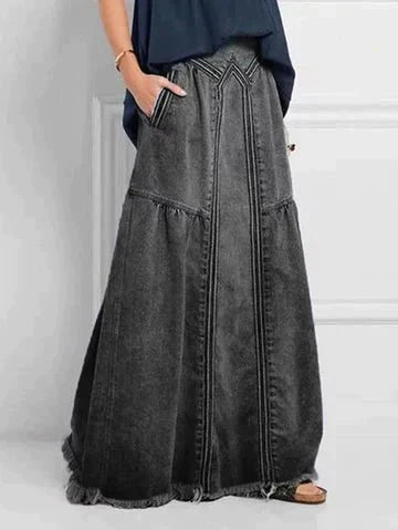 Lang denim nederdel med elastisk talje, elegant design set forfra. Perfekt til alsidige looks og forskellige lejligheder.