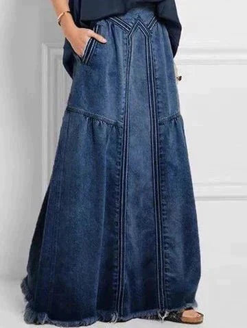 Lang denim nederdel med elastisk talje, elegant design set forfra. Perfekt til alsidige looks og forskellige lejligheder.