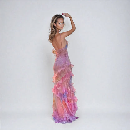 "Lang pastelfarvet sommerkjole i mesh, V-udskæring, tynde stropper og rynkede detaljer for elegant look."