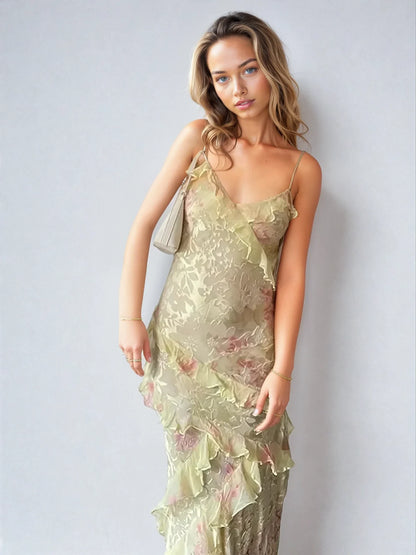 "Lang pastelfarvet sommerkjole i mesh, V-udskæring, tynde stropper og rynkede detaljer for elegant look."