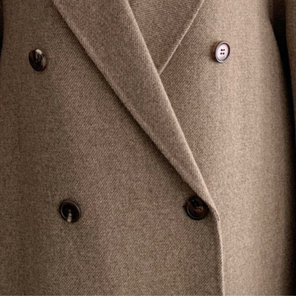 "Lang vinterfrakke til kvinder i stilfuldt design, isoleret for varme. Perfekt til både hverdag og formelle anledninger."