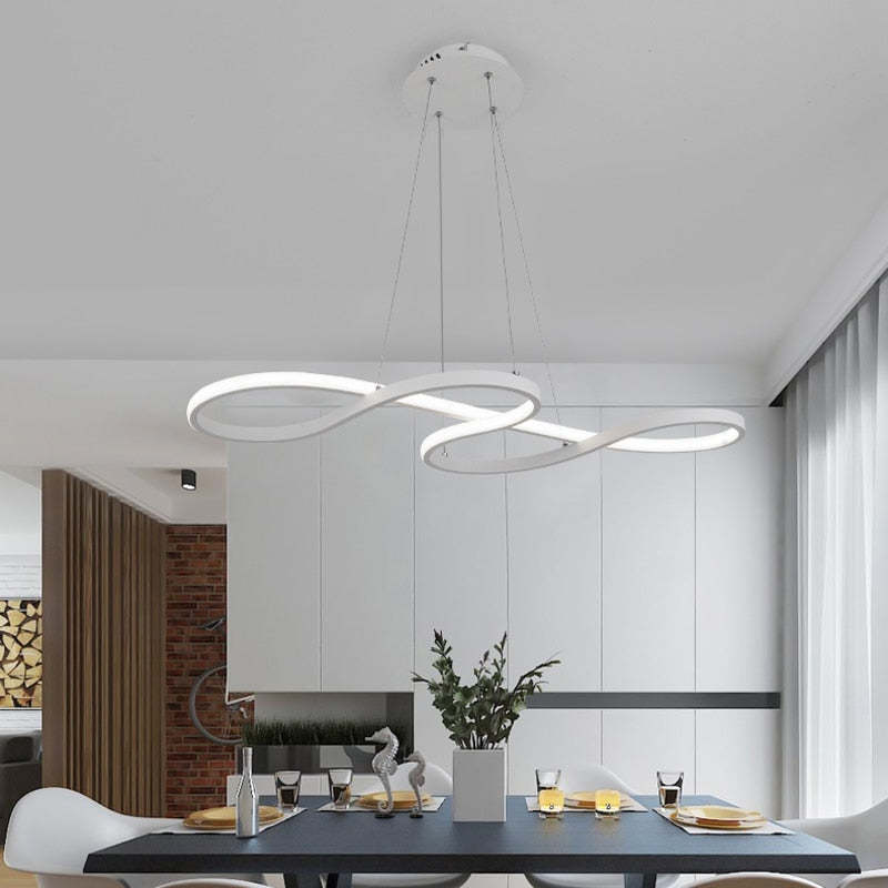 "LED pendel med musiknoter design i sort, hvid og guld, elegant og moderne lampe med integreret LED-belysning."
