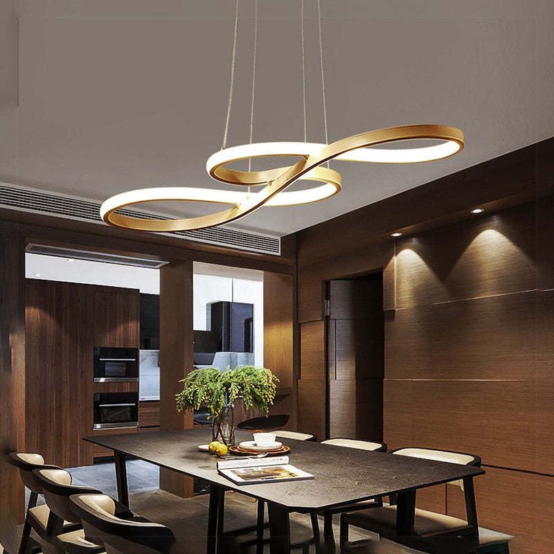 "LED pendel med musiknoter design i sort, hvid og guld, elegant og moderne lampe med integreret LED-belysning."