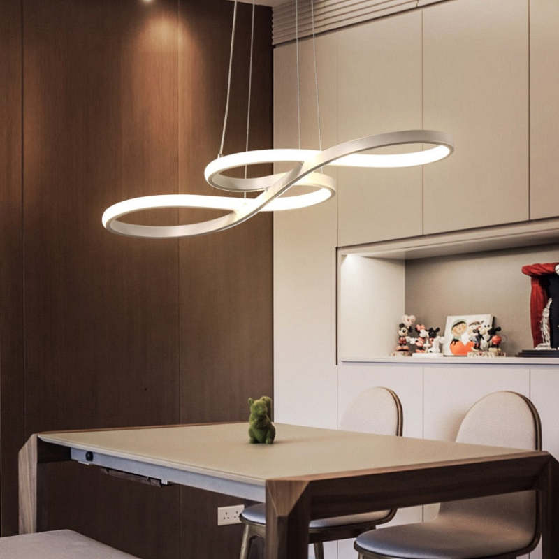"LED pendel med musiknoter design i sort, hvid og guld, elegant og moderne lampe med integreret LED-belysning."