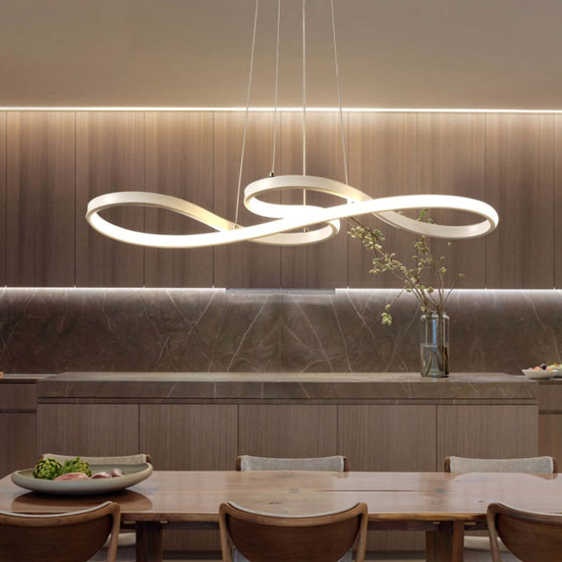 "LED pendel med musiknoter design i sort, hvid og guld, elegant og moderne lampe med integreret LED-belysning."