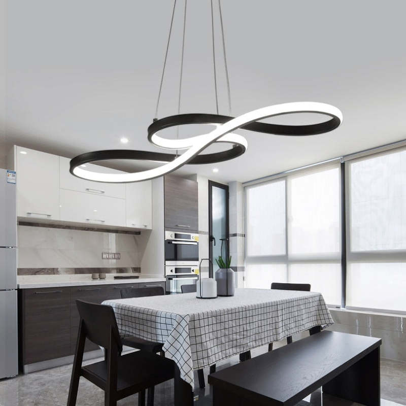 "LED pendel med musiknoter design i sort, hvid og guld, elegant og moderne lampe med integreret LED-belysning."