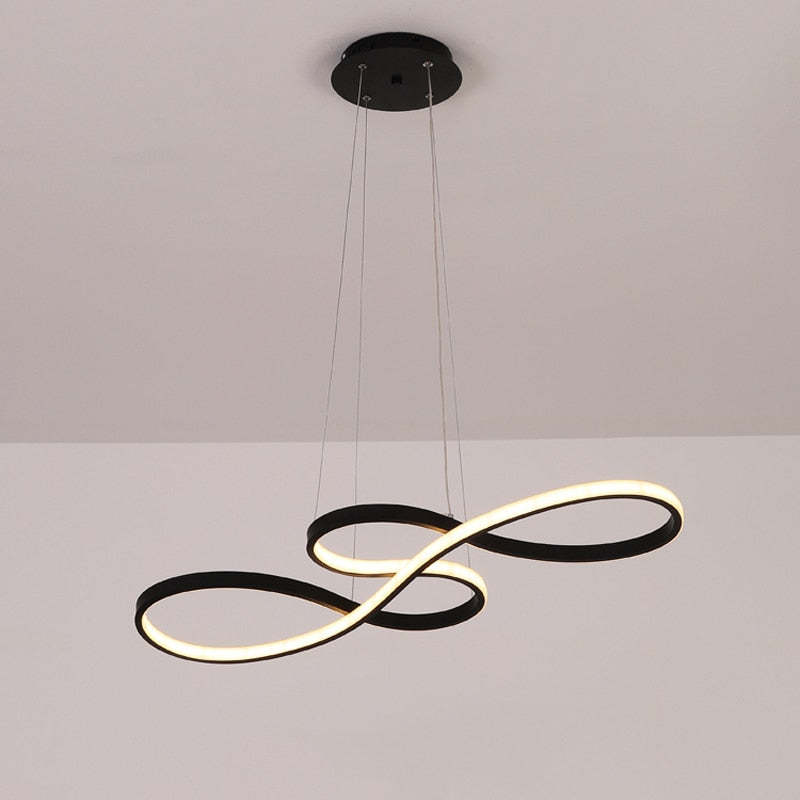 "LED pendel med musiknoter design i sort, hvid og guld, elegant og moderne lampe med integreret LED-belysning."