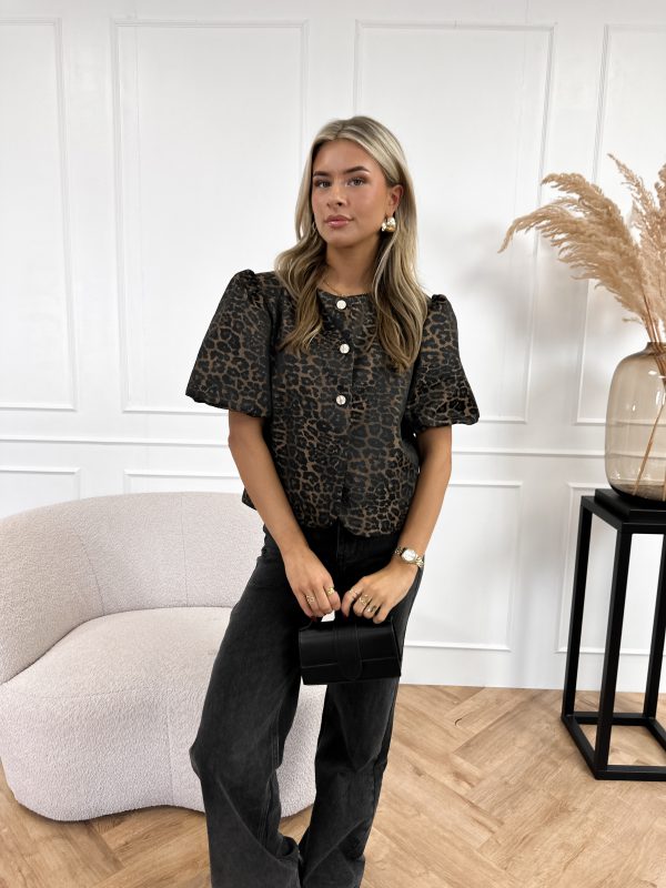 "Leopardmønstret bluse med pufærmer og knapdetaljer, trendy og komfortabel til dagligdags- og festanledning."