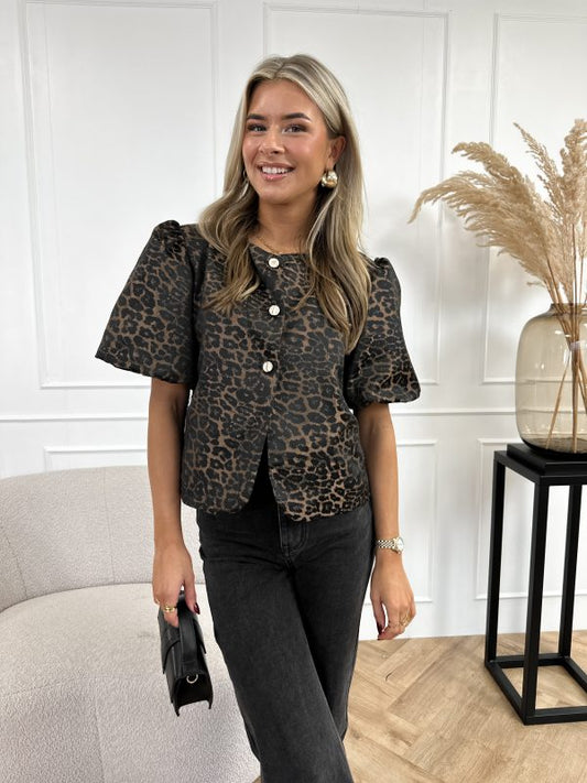 "Leopardmønstret bluse med pufærmer og knapdetaljer, trendy og komfortabel til dagligdags- og festanledning."