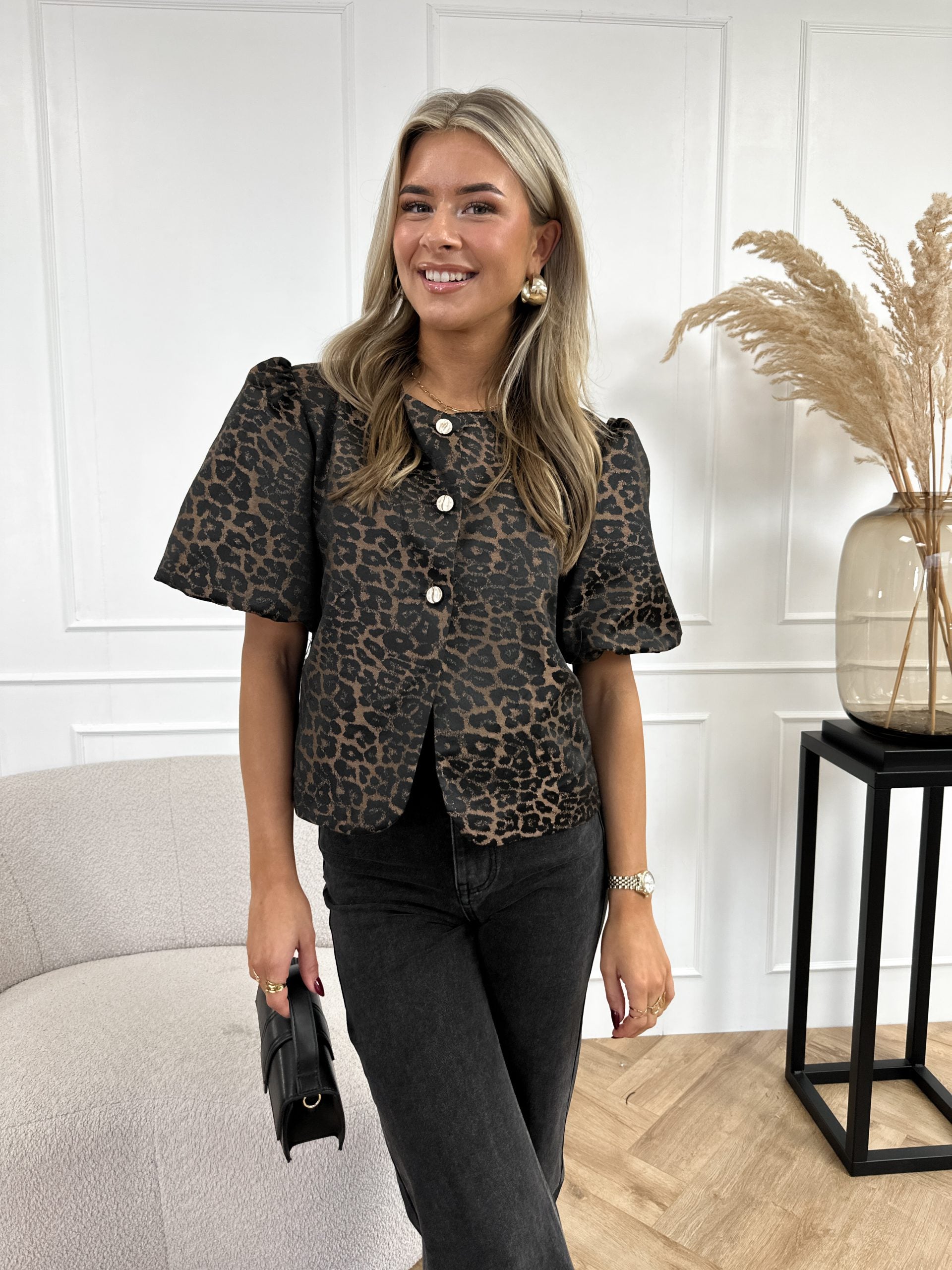 "Leopardmønstret bluse med pufærmer og knapdetaljer, trendy og komfortabel til dagligdags- og festanledning."