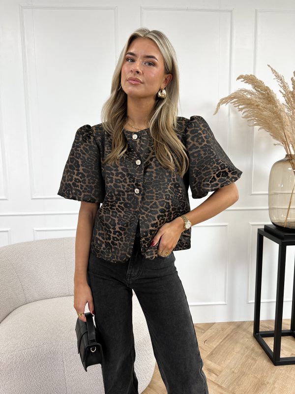 "Leopardmønstret bluse med pufærmer og knapdetaljer, trendy og komfortabel til dagligdags- og festanledning."