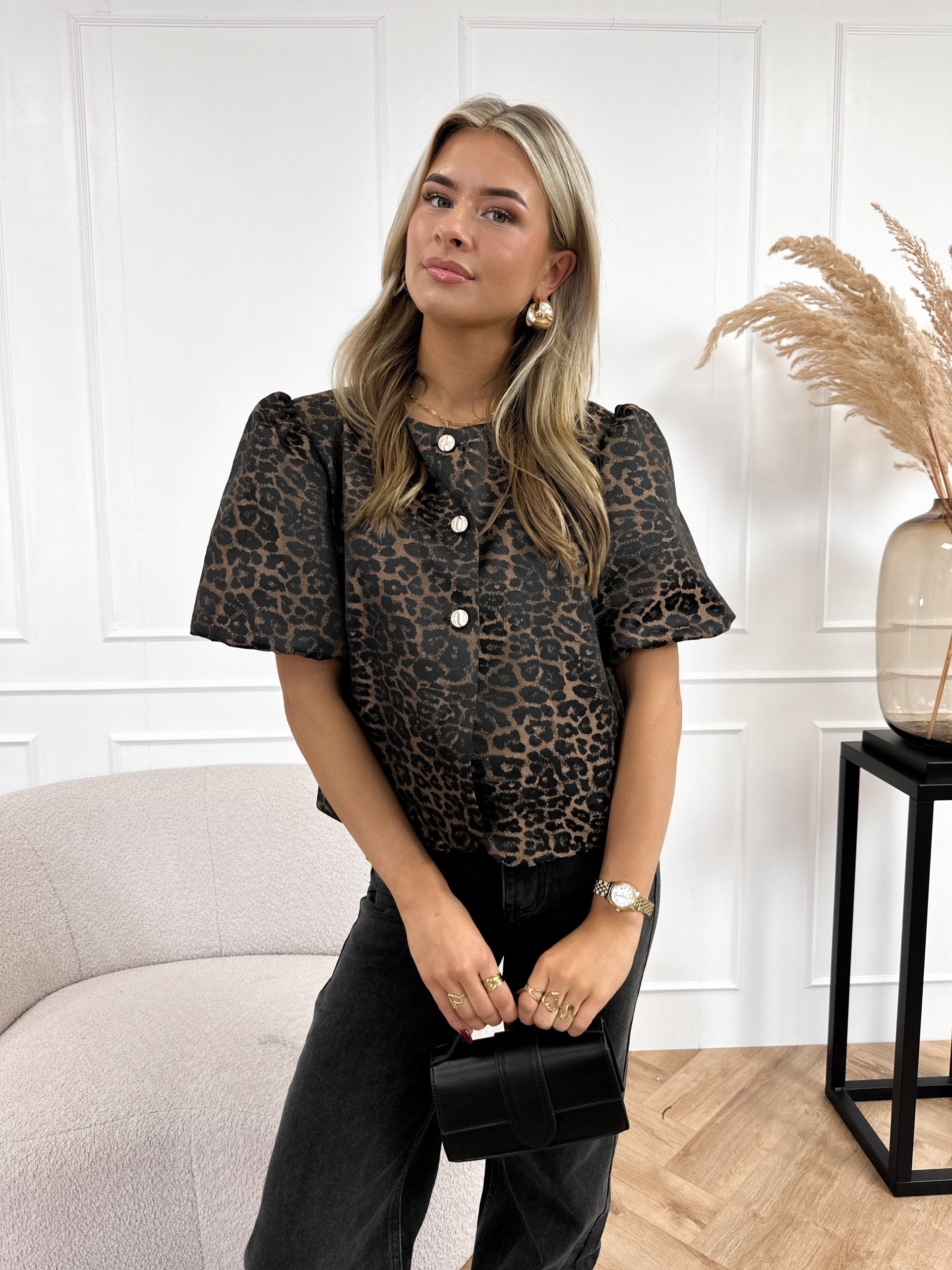 "Leopardmønstret bluse med pufærmer og knapdetaljer, trendy og komfortabel til dagligdags- og festanledning."
