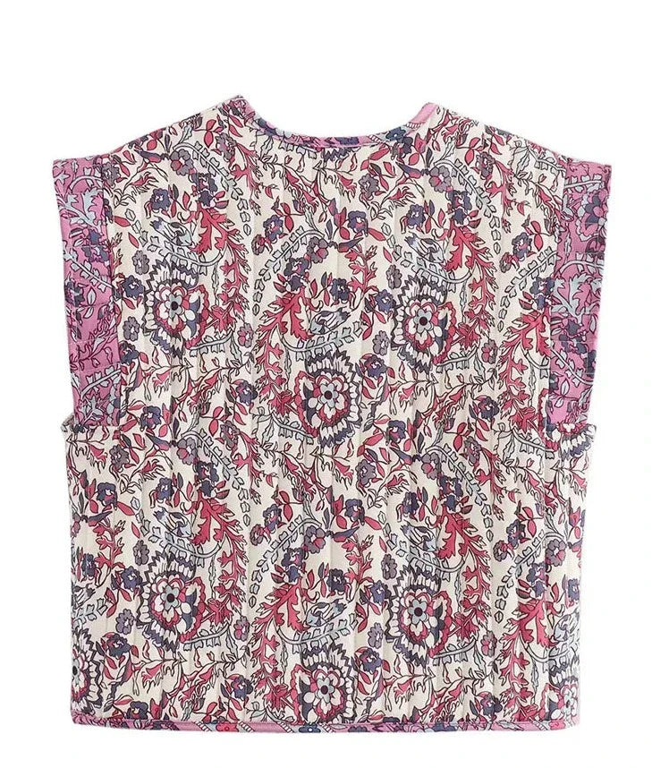 Let quiltet kvindevest uden ærmer, ideel til lag-på-lag-styling, med raffineret design for hverdag og fest.