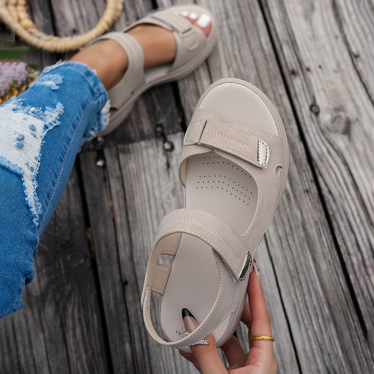 Letvægtige kvinders ortopædiske velcro-sandaler med ergonomisk sål og åndbart design for optimal komfort.